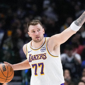 问鼎娱乐网址-詹姆斯伤停！东契奇35+8湖人复仇尼克斯 里夫斯25分唐斯25+16